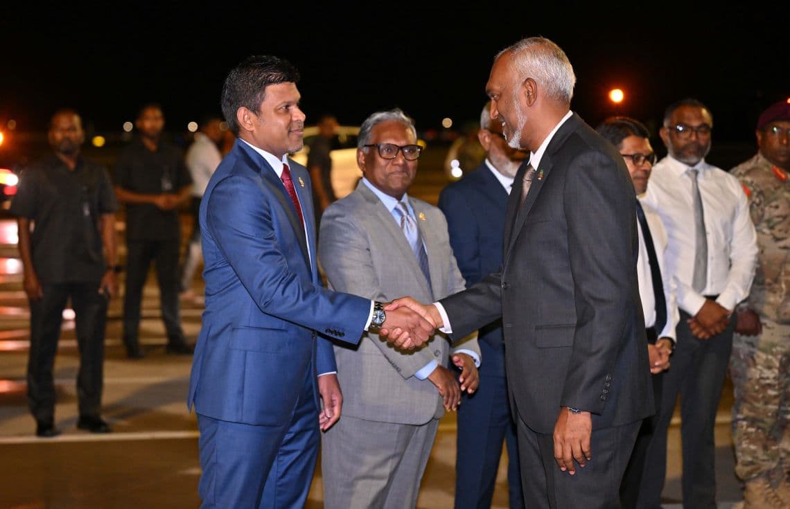 މީގެ ކުރިން ޗައިނާ އަށް ދަތުރުފުޅެއް ކުރެއްވުމަށް ރައީސް އެއާޕޯޓުގައި.