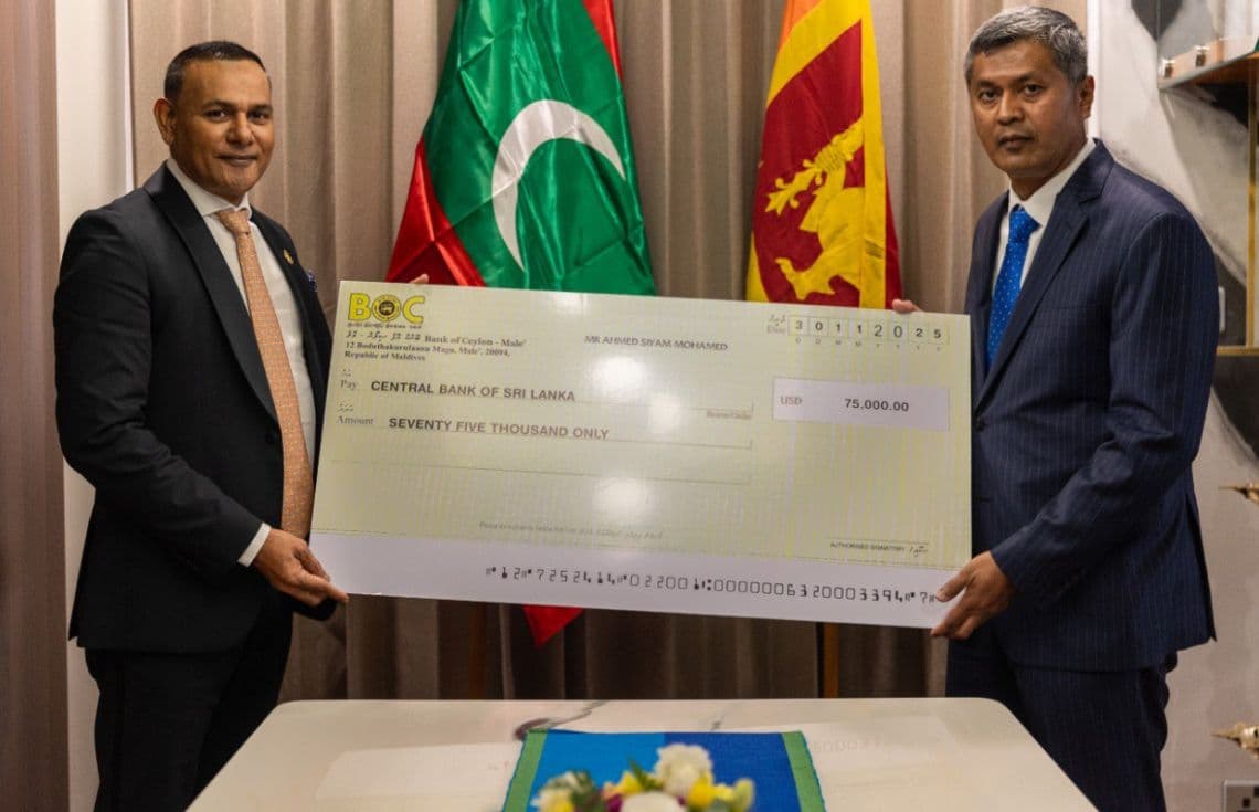 ސަން ސިޔާމް ގުރޫޕުގެ ފަރާތުން ލަންކާގެ ސަފީރަށް ފައިސާގެ ރަމްޒީ ޗެކު ހަވާލުކުރައްވަނީ---ފޮޓޯ: ސަން