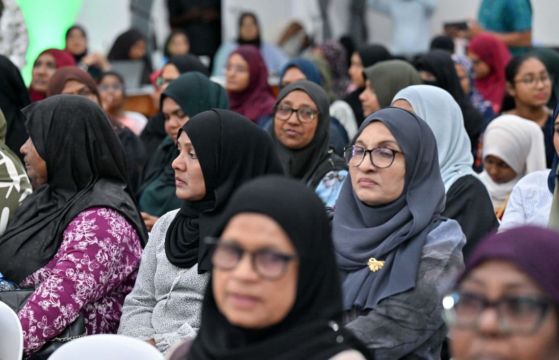 ރައީސް ވިލިނގިލީގައި ދިރިއުޅުއްވާ ރައްޔިތުންނާ ބައްދަލުކުރެއްވުމުގެ ތެރެއިން---ފޮޓޯ: ރައީސް އޮފީސް