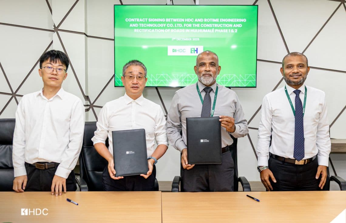 ހުޅުމާލޭ މަގުތައް މަރާމާތުކުރުމުގެ އެއްބަސްވުމުގައި ސޮއިކުރުމުގެ ރަސްމިއްޔާތުގެ ތެރެއިން. މި މަސައްކަތް ކުރިއަށް ގެންދާނީ ހުޅުމާލެ ފުރުތަމަ ފިޔަވަހިން ފަށައި، ހުޅުމާލެ ދެވަނަ ފިޔަވައްސަށް ނިންމާ ގޮތަށް--- ފޮޓޯ: އެޗްޑީސީ