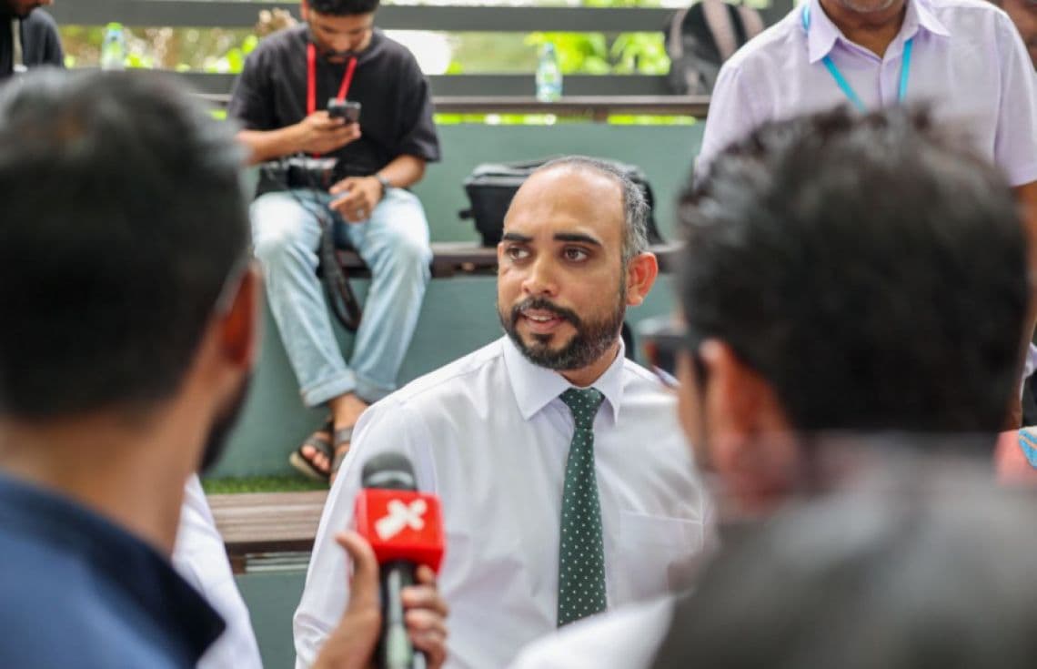 ނޫސްވެރިން ކުރި އިހުތޖާޖެއްގައި މީގެ ކުރިން ޔޫތު މިނިސްޓަރު އެ ސަރަހައްދަށް ވަޑައިގެން ނޫސްވެރިންގެ ސުވާލުތަކަށް ޖަވާބުދެއްވަނީ---ފޮޓޯ: ސަން މީޑިއާ
