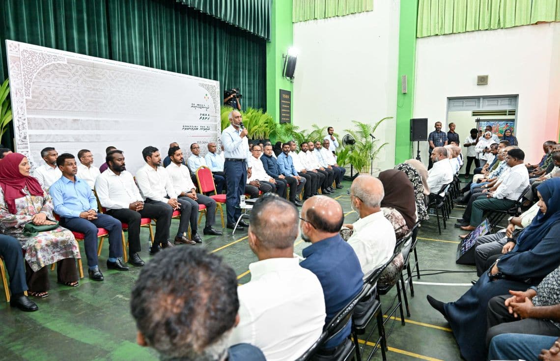 ރައީސް، ހެންވޭރުގައި ދިރިއުޅުެއްވާ ރައްޔިތުންނާ ބައްދަލުކުރައްވަނީ---ފޮޓޯ: ރައީސް އޮފީސް