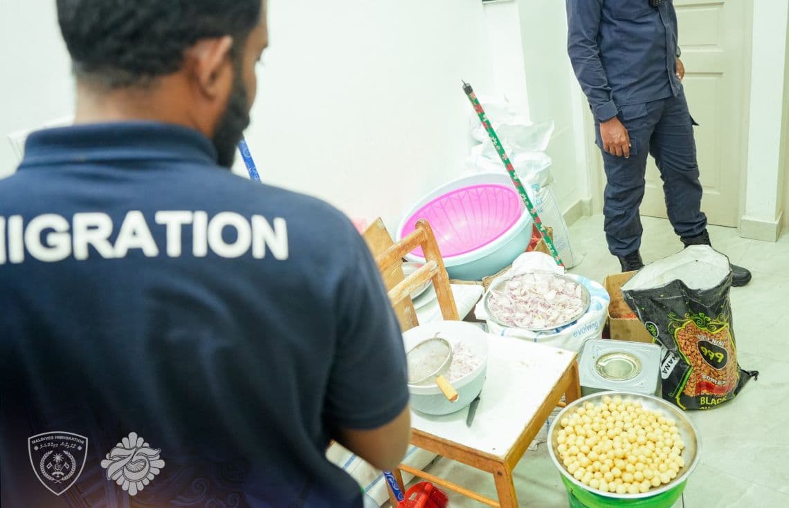 ސާފުތާހިރުކަން ކުޑަކޮށް ކާބޯތަކެތި ތައްޔާރުކުރި ތަނުގައި އިމިގްރޭޝަނުން ހަރަކާތްތެރިވަނީ. އިމިގްރޭޝަނުން މި އޮޕަރޭޝަން ކުރިއަށް ގެންދިޔައީ ރޭގެ ވަގުތެއްގައި--- ފޮޓޯ: އިމިގްރޭޝަން