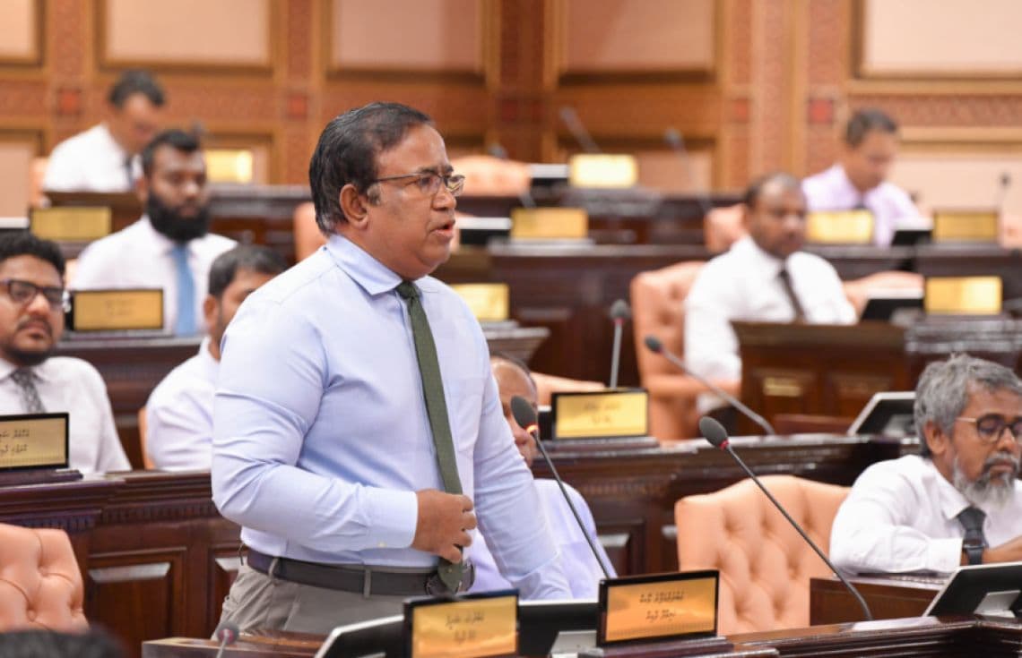 އެމްޑީޕީގެ ވަގުތީ ޗެއާއަކަށް އިންތިހާބުކުރި ހަނިމާދޫ ދާއިރާގެ މެމްބަރު އަބްދުލްޣަފޫރު މޫސާ (ގަޕޯ)---ފޮޓޯ: މަޖިލިސް އިދާރާ