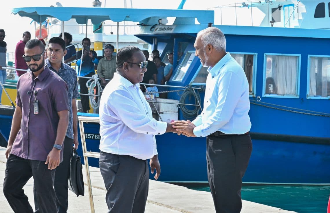 ރައީސުލްޖުމްހޫރިއްޔާ ދުވާފަރަށް ވަޑައިގެން އެ ދާއިރާގެ މެންބަރާ ސަލާމްކުރައްވަނީ---ފޮޓޯ: ރައީސް އޮފީސް