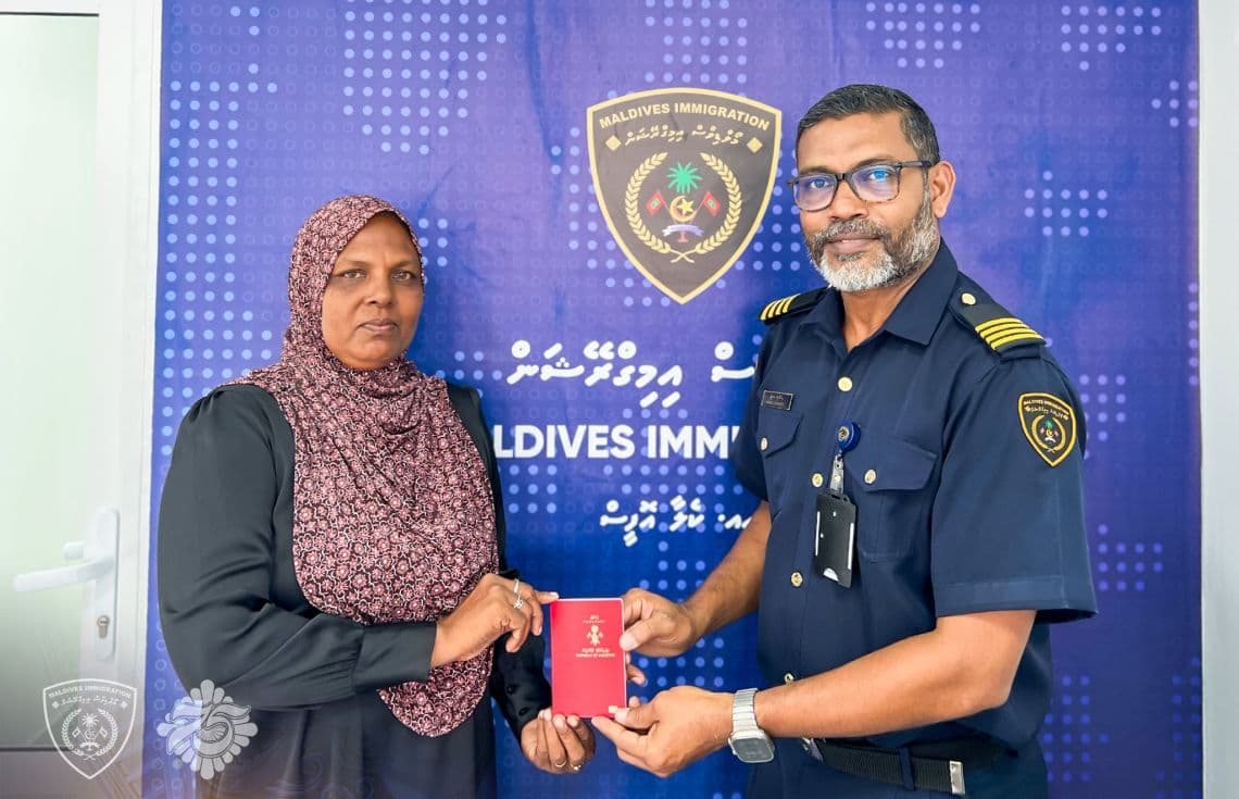 ކެލާގައި ޕާސްޕޯޓުގެ ހިދުމަތް ދޭން ފެށުން. ހއ. އަތޮޅުން ޕާސްޕޯޓު ނަގަން ބޭނުންވާ ފަރާތްތަކަށް 'ކަލެކްޝަން ޕޮއިންޓް' ގޮތުގައި މިހާރު ދިއްދޫ، އިހަވަންދޫ އަދި ކެލާ ހިޔާރުކުރެވޭނެ ކަމަށް އިމިގްރޭޝަނުން ވަނީ ބުނެފަ--- ފޮޓޯ: އިމިގްރޭޝަން