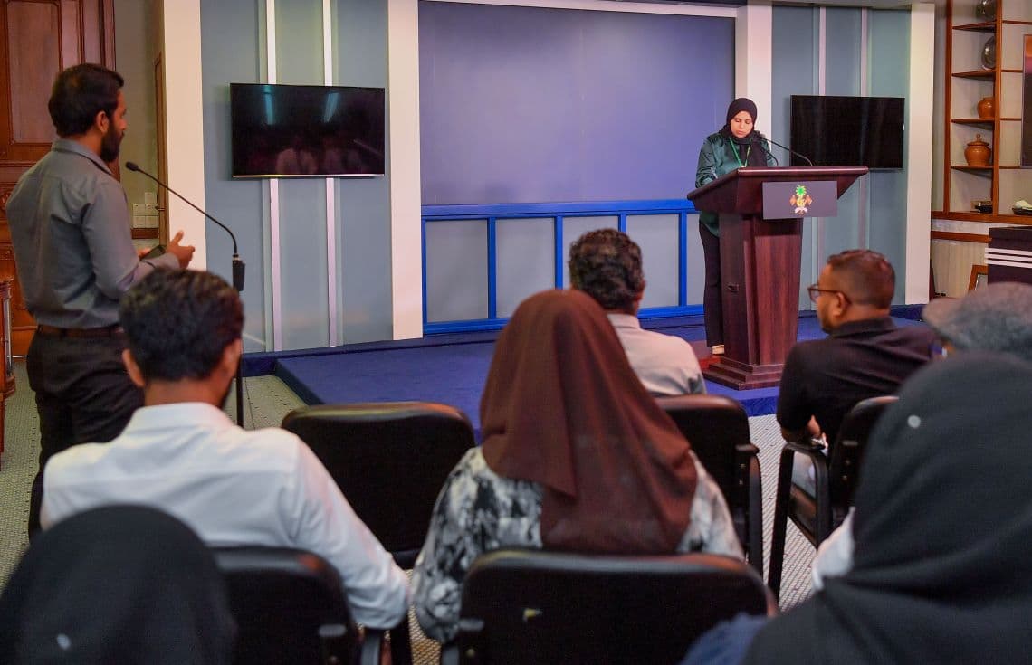 ރައީސުލްޖުމްހޫރިއްޔާގެ އޮފީހުގައި ބޭއްވި ނޫސްވެރިންގެ ބައްދަލުވުމެއްގެ ތެރެއިން----ފޮޓޯ: ރައީސް އޮފީސް