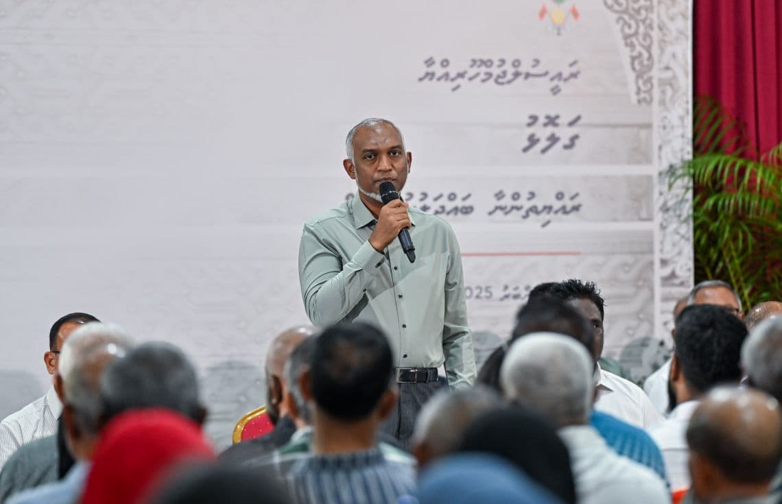 ގަލޮޅުގެ ރައްޔިތުންނާއި ބައްދަލުކޮށް ރައީސް ޑރ. މުހައްމަދު މުއިއްޒު ވާހަކަދައްކަވަނީ---ފޮޓޯ: ރައީސް އޮފީސް