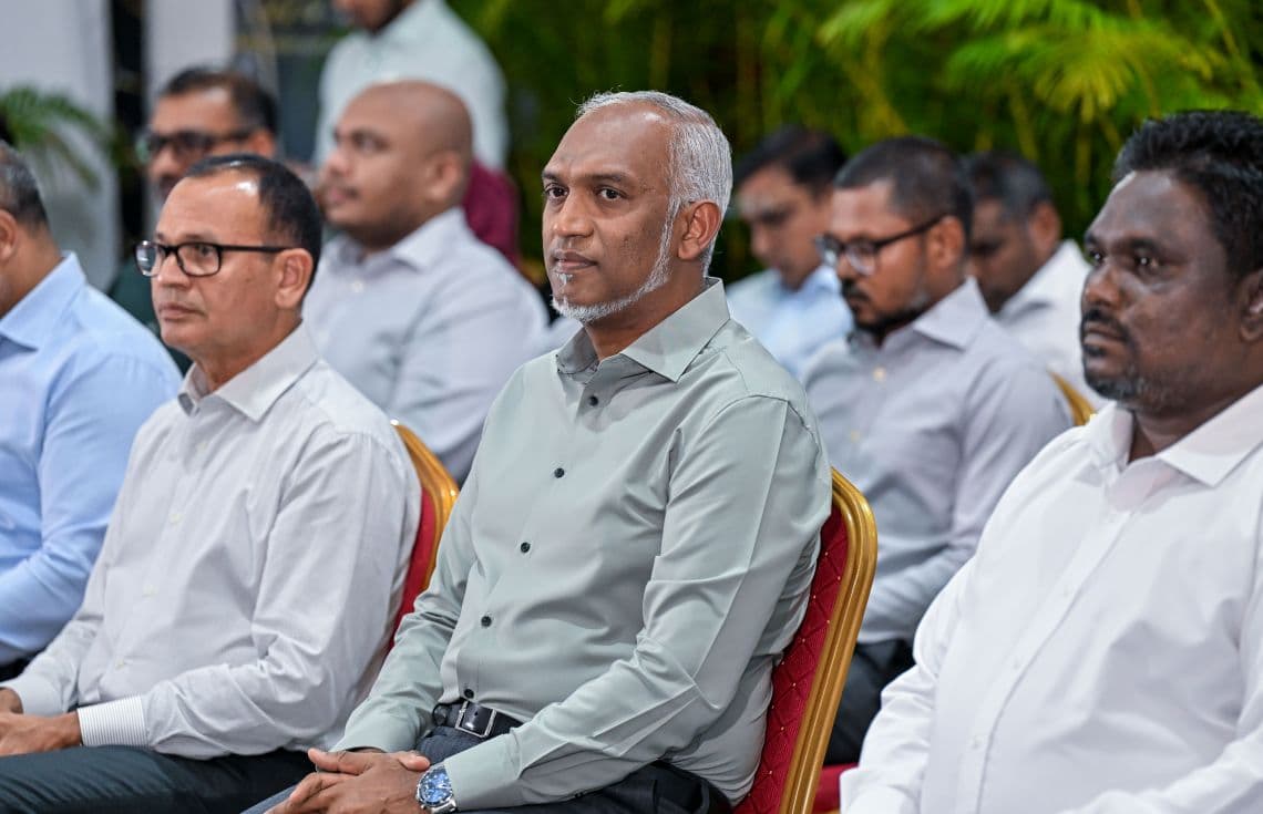 ގަލޮޅުގައި ދިރިއުޅުއްވާ ރައްޔިތުންނާ ރައީސް ބައްދަލުކުރައްވަނީ---ފޮޓޯ: ރައީސް އޮފީސް
