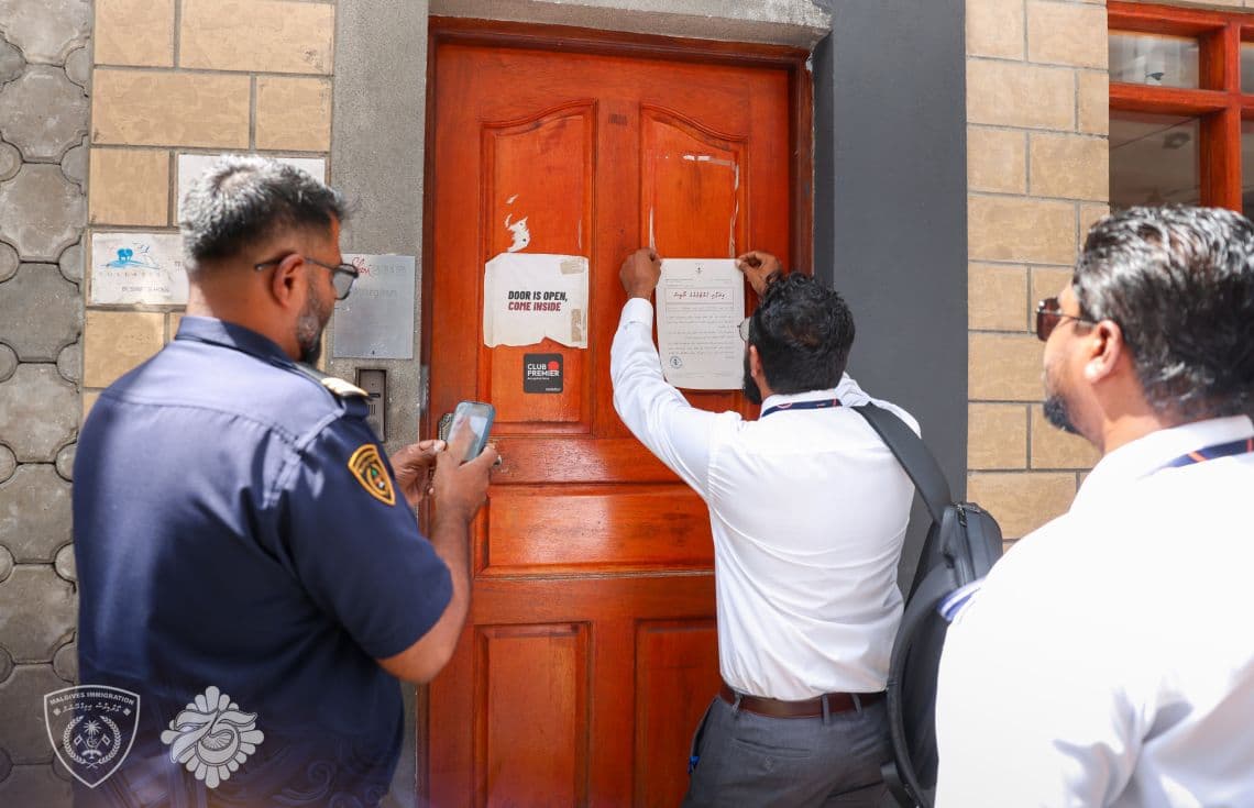 މަޝްހޫރު ސްޕާއެއް ކަމަށްވާ ޝެރީ ސެލޯން އެންޑް ސްޕާ ބަންދުކުރި ކަމުގެ ނޯޓިސް ހަރުކުރަނީ. މިފދަ ތަންތަނުގައި ގަވާއިދާ ހިލާފަށް މަސައްކަތްކުރާ ބިދޭސީން ޑީޕޯޓްކުރުމުގެ މަސައްކަތް އިމިގްރޭޝަނުން އަންނަނީ ފުޅާކުރަމުން--- ފޮޓޯ: އިމިގްރޭޝަން