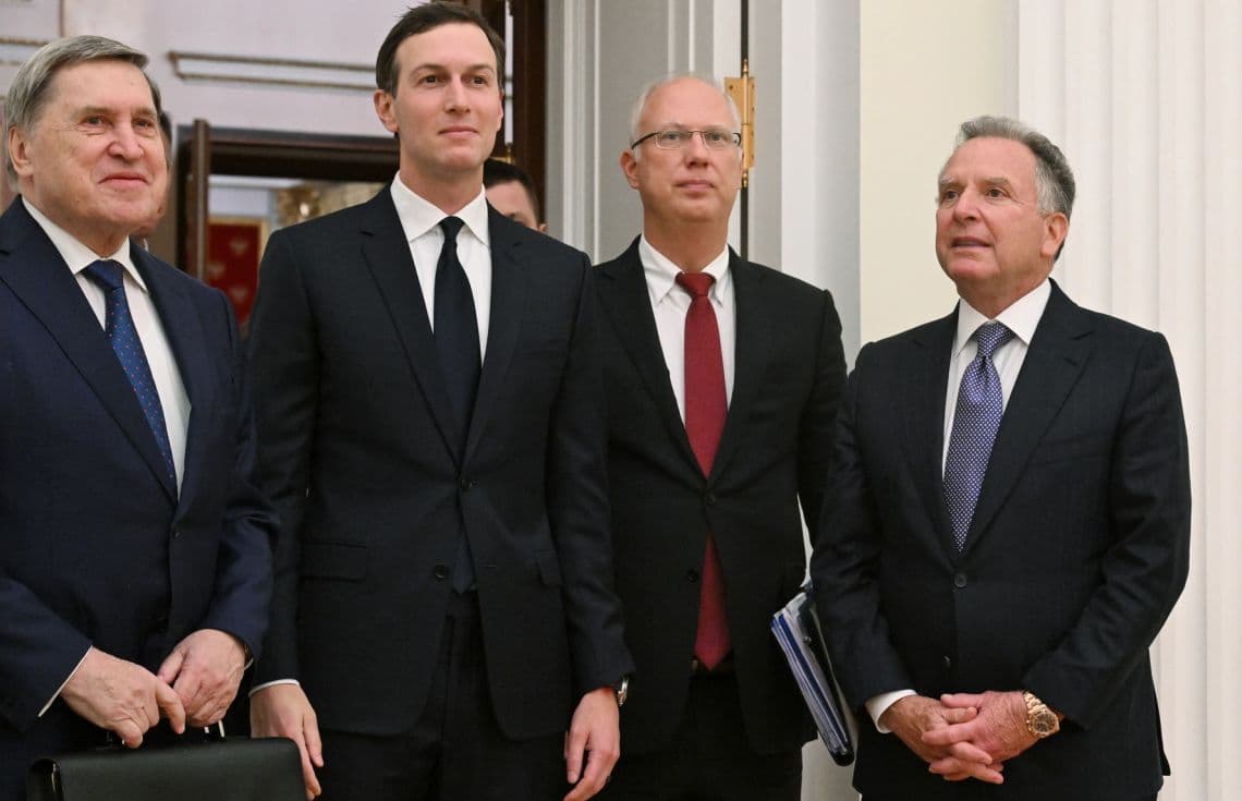 އެމެރިކާގެ ޚާއްޞަ މަންދޫބު ސްޓީވް ވިޓްކޯފް (ކ) އާއި، ޕޫޓިންގެ އެޑްވައިޒަރު ޔޫރީ އުޝަކޯވް (ވ) އާއި، ރަޝިޔާގެ ޑައިރެކްޓް އިންވެސްޓްމަންޓް ފަންޑުގެ ސީއީއޯ ކިރިލް ޑިމިޓްރީވް (ކ.2) އަދި ޓްރަމްޕްގެ ދަރިކަނބަލުންފެ ފިރިކަލުން ޖޭރެޑް ކުޝްނަރ މޮސްކޯގައި