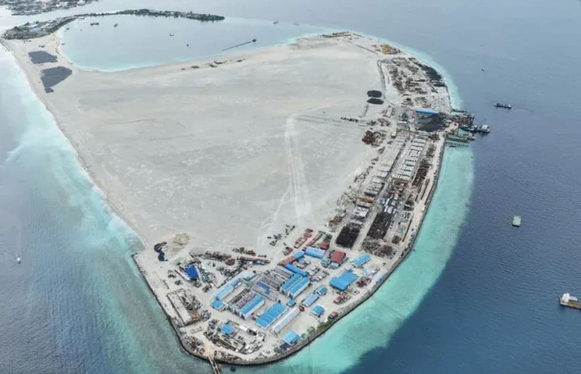 ގުޅީފަޅު. އެ މީހާ މަރުވެފައި އޮއްވާ ފެނުނު ކަމުގެ މައުލޫމާތު ފުލުހުންނަށް ލިބިފައިވަނީ މިއަދު މެންދުރުފަހު 13:21 ހާއިރު ކަމަށް ފުލުހުން ވަނީ ބުނެފަ--- ފޮޓޯ: މޯލްޑިވްސް އިންޑިޕެންޑެންޓް