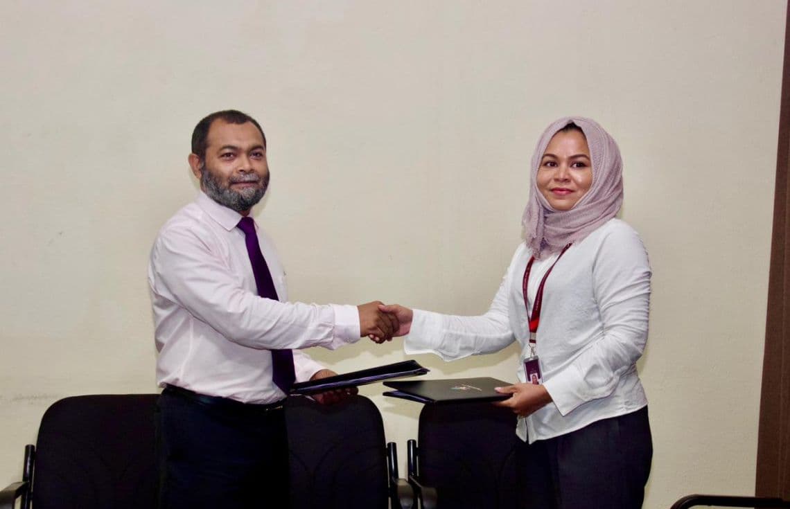 މީޑިއާ ތަކަށް މާލީ އެހީ ދިނުމާއި ގުޅޭ ކަންކަން ކުރުމަށް ޔޫތް މިނިސްޓްރީ އާއި އެމްއެމްބީސީ އާ ދެމެދު އެމްއޯޔޫގައި ސޮއިކުރުން---ފޮޓޯ:އެމްއެމްބީސީ