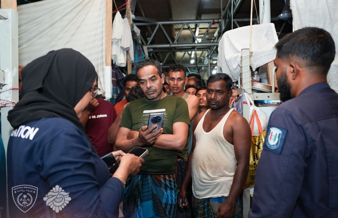 ގަވާއިދާ ހިލާފަށް އުޅޭ ބިދޭސީން ހޯދުމަށް އިމިގްރޭޝަނުން ކުރިއަށްގެންދާ ހާއްސަ ޕްރޮގްރާމުގެ ތެރެއިން ބިދޭސީން ދިރިއުޅޭ ތަނެއް ބަލައި ފާސްކުރަނީ---ފޮޓޯ: އިމިގްރޭޝަން