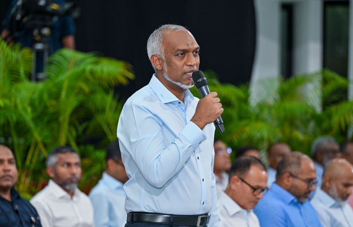 ރައީސް ޑރ. މުޢިއްޒު ފޭސް 2 ގައި ދިރިއުޅުއްވަމުން ގެންދަވާ ފަރާތްތަކާ ބައްދަލުކުރައްވާ ވާހަކަފުޅު ދައްކަވަނީ---ފޮޓޯ: ރައީސް އޮފީސް