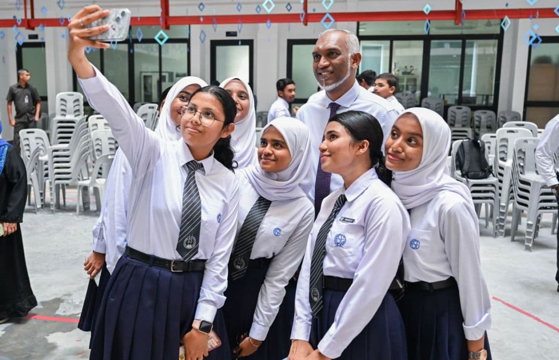 ސީއެޗްއެސްއީގެ 45 ވަނަ އަހަރީ ދުވަސް ފާހަގަކުރުމުގައި ރައީސް މުއިއްޒު ބައިވެރިވެ، ދަރިވަރުންތަކަކާއެކު ފޮޓޯއެއް ނަންގަވަނީ---ފޮޓޯ:ޚުލާސާ
