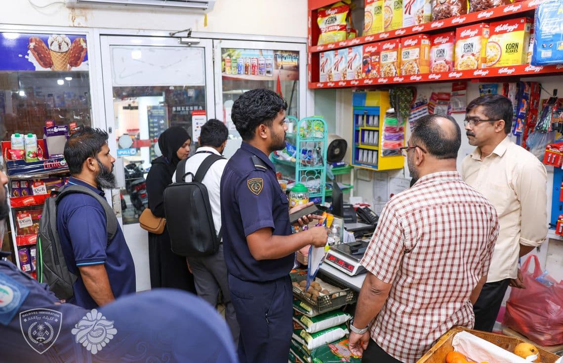 ގަވާއިދާ ހިލާފަށް ރާއްޖޭގައި ވިޔަފާރިކުރާ ބިދޭސީންނަށް އަމާޒުކޮށް އިމިގްރޭޝަނުގެ ޓާސްކްފޯސްއިން ކުރިއަށްގެންދިޔަ އޮޕަރޭޝަނެއްގެ ތެރެއިން--- ފޮޓޯ: އިމިގްރޭޝަން