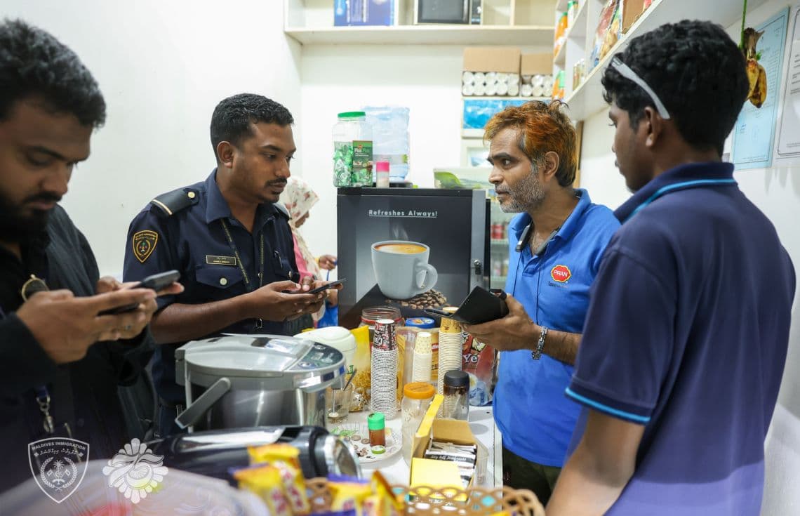 ގަވާއިދާ ހިލާފަށް ބިދޭސީން ވިޔަފާރިކުރާ ތަންތަން ބެލުމުގެ މަސައްކަތް އިމިގްރޭޝަނުން ކުރަނީ--- ފޮޓޯ: އިމިގްރޭޝަން