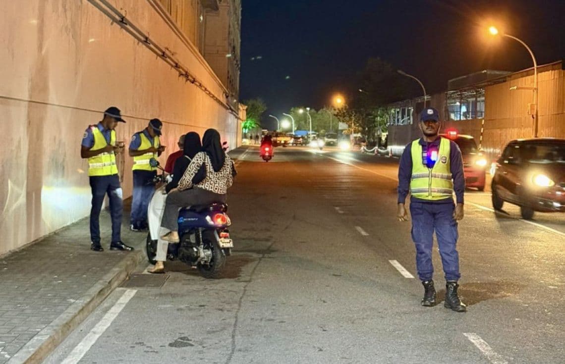 ފުލުހުން މަގުމަތިން ދުއްވާފައި ދިޔަ ސައިކަލެއް ހުއްޓުވައި ސުވާލުކުރަނީ--- ފޮޓޯ: ޕޮލިސް
