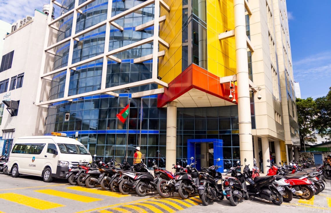 ކަސްޓަމްސްގެ ހެޑް އޮފީސް--- ކަސްޓަމްސްއިން ބުނީ އެފަދަ އުޅަނދުތައް ހޯދައި އެ ފަރާތްތަކުގެ މައްސަލަ ބަލައ،ި އަޅަންޖެހޭ ފިޔަވަޅުތައް އަޅާނެ ކަމަށް--- ފޮޓޯ: ޚުލާސާ
