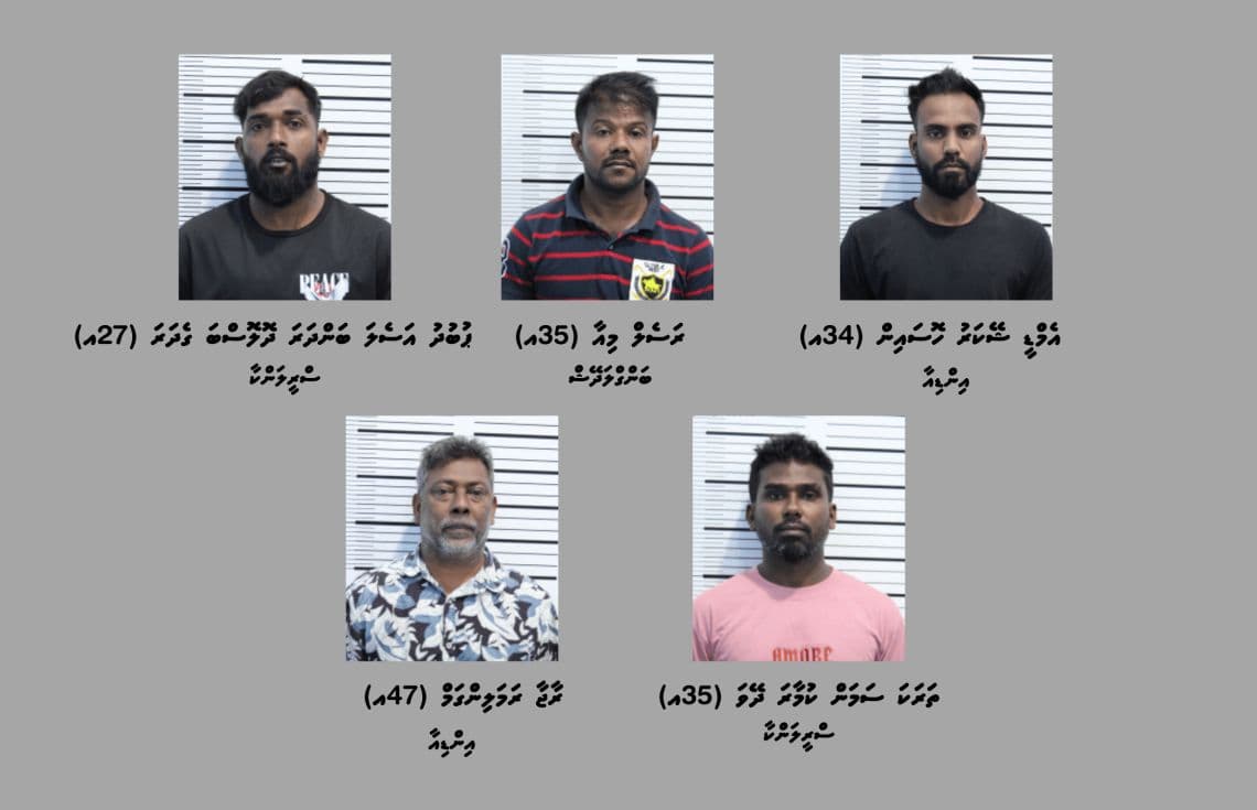ސަފާރީއެއްގައި ބަނގުރަލުގެ ވިޔަފާރިކުރަމުން ދަނިކޮށް ހައްޔަރުކުރި މީހުން--- ފޮޓޯ: ދިވެހި ފުލުހުންގެ ހިދުމަތް