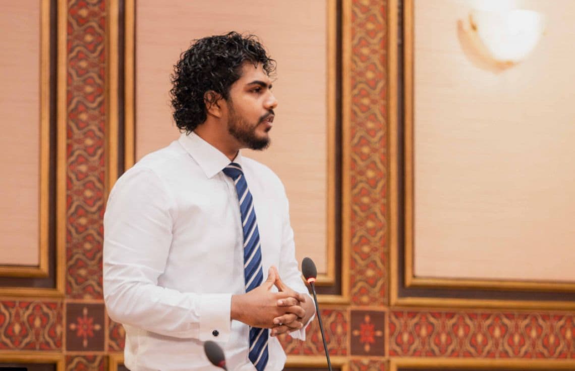 މެމްބަރު އަޒާން. ޖުވާ ކުޅުމުގެ ސަބަބުން އުހްރަވީ ގޮތުންނާއި ދުންޔަވީ ގޮތުން ބޮޑެތި ގެއްލުންތަކެއް ލިބޭ ކަމަށް އޭނާ ވިދާޅުވި--- ފޮޓޯ: ރައްޔިތުންގެ މަޖިލިސް