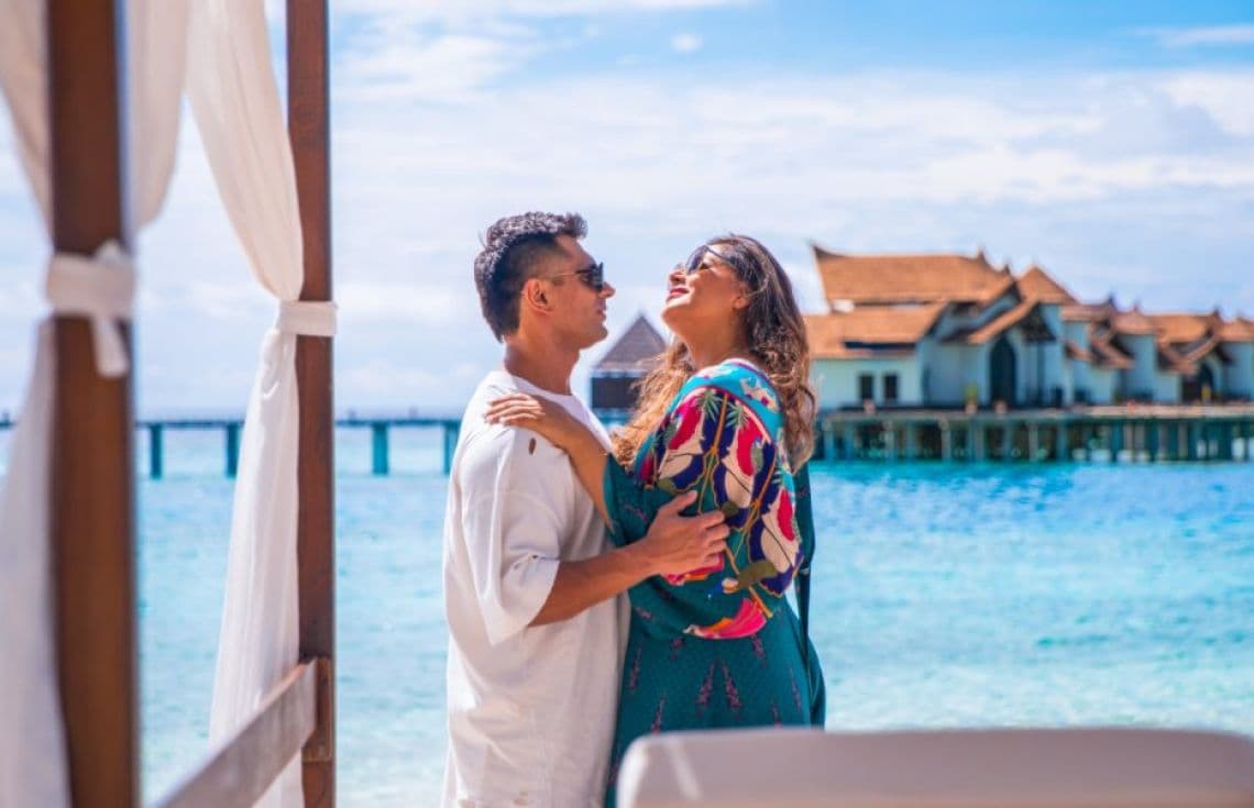 ބިޕާޝާ ބާސޫ އޭނާގެ ފިރިމީހާ ކަރަން ސިންގް ގްރޯވަރާއި އެކު ނަގާފައިވާ ފޮޓޯއެއް.