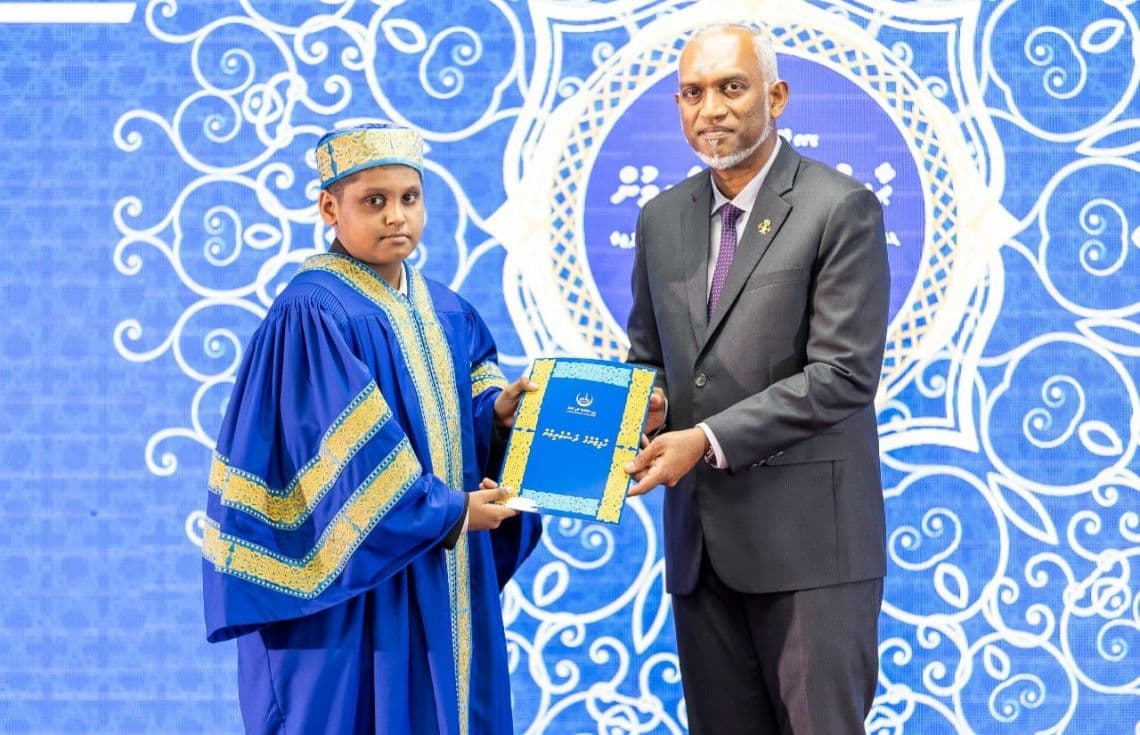 ހާފިޒުން ދަސްވެނިވުމުގެ ހަފްލާގައި ރައީސުލްޖުމްހޫރިއްޔާ އިނާމް ދެއްވަނީ---ފޮޓޯ: ރައީސް އޮފީސް
