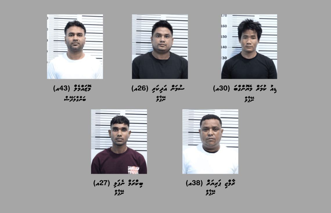 ބަނގުރަލުގެ ވިޔަފާރިކުރަމުންދަނިކޮށް މާލެއިން އަތުލައިގަތް ފަސް ބިދޭސީން--- ފޮޓޯ: ދިވެހި ފުލުހުންގެ ހިދުމަތް