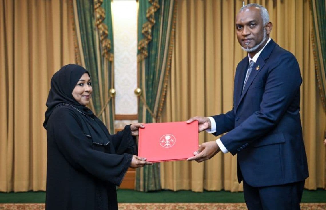 ރައީސުލްޖުމްހޫރިއްޔާ އެޗްއާރުސީއެމްގެ މެންބަރު ކަމަށް ޑރ. އައިޝަތު ރަމީލާ އައްޔަންކުރެއްވުން---ފޮޓޯ: ރައީސް އޮފީސް