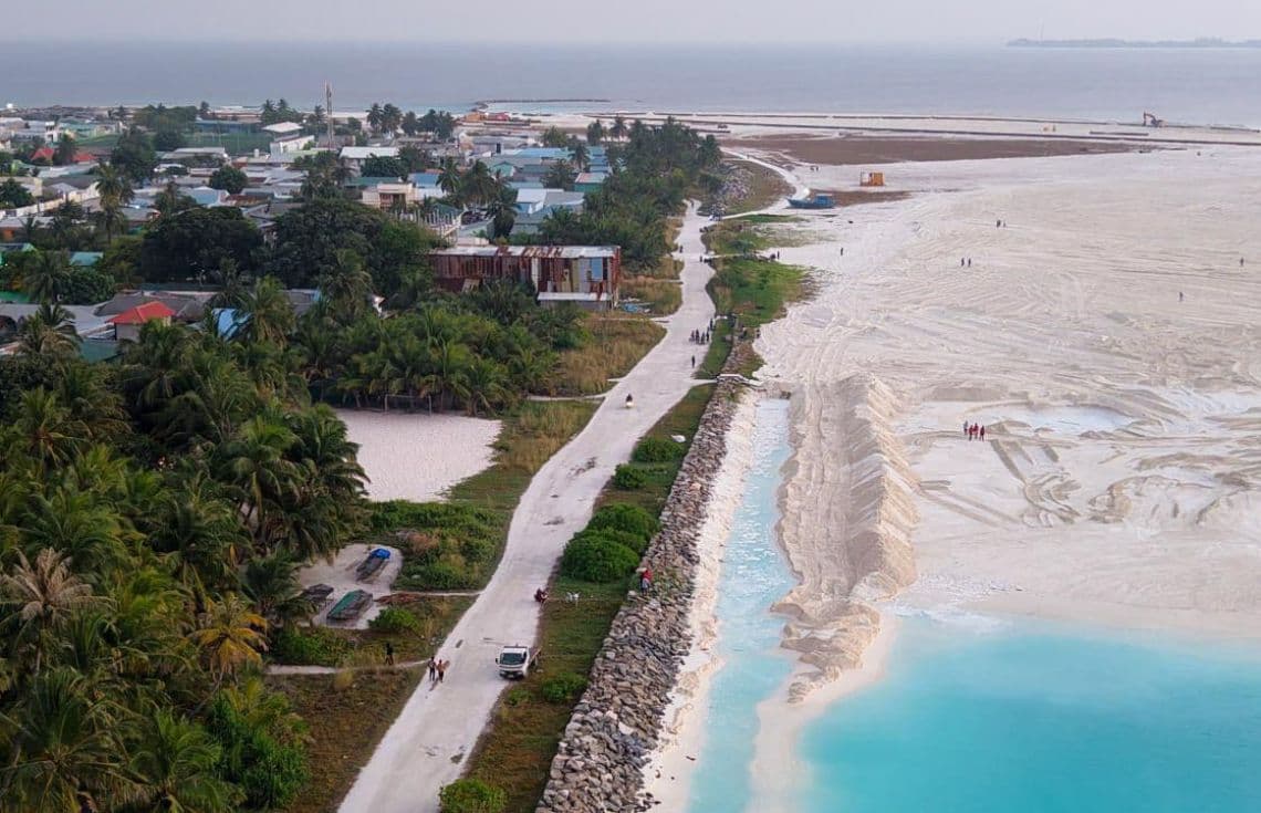ދިއްދޫ އެއާޕޯޓަށް ބޭނުންވާ ބިން ހިއްކުން--- ފޮޓޯ:އެމްއޭސީއެލް