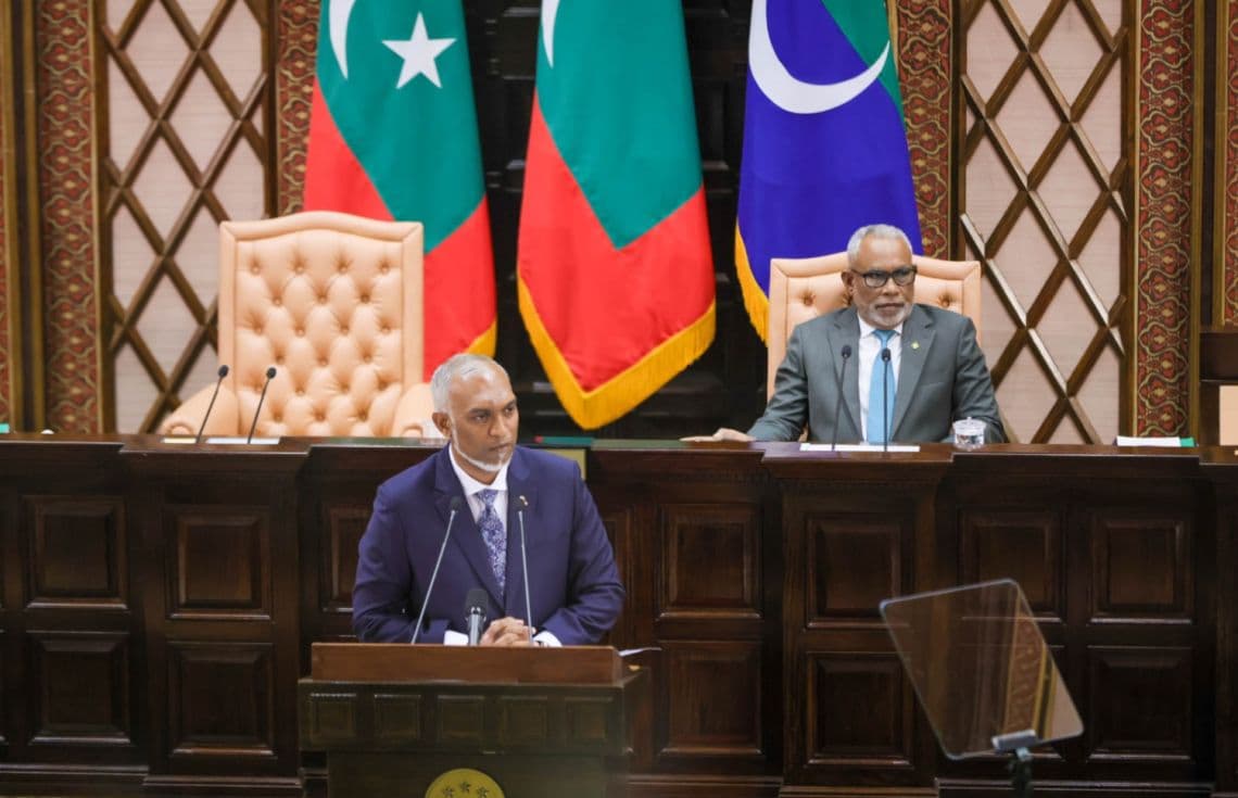 ރައީސް މުއިއްޒު ރައްޔިތުންގެ މަޖިލިހަށް 2025 ވަނަ އަހަރުގެ ރިޔާސީ ބަޔާން އިއްވަވަނީ .---ފޮޓޯ: މަޖިލިސް