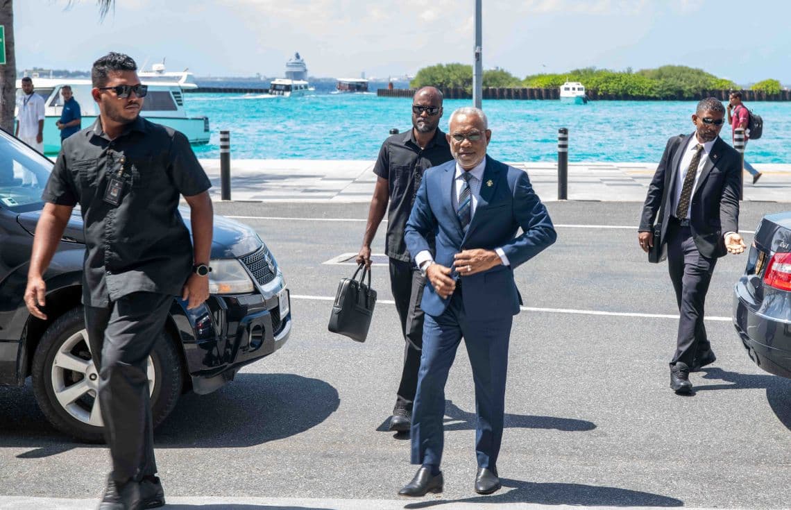 ކޮމަންވެލްތް ކޮންފަރެންސްގައި ބައިވެރިވެވަޑައިގަތުމަށް އަބްދުއްރަހީމް އިންޑިއާއަށް ފުރާވަޑައިގެންނެވުން--- ފޮޓޯ: ރައްޔިތުންގެ މަޖިލިސް