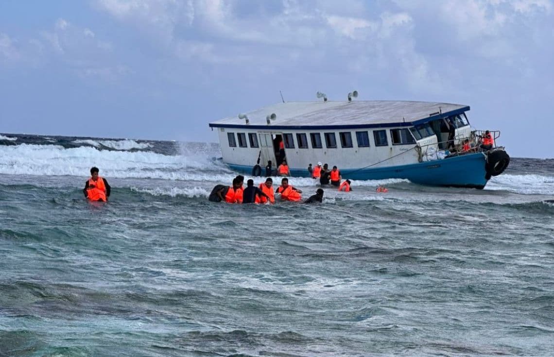 ފަރަށް އެރި ފެރީން ދަތުރުކުރި މީހުން އެނބޫދޫ ފަރުމަތީގައި---ފޮޓޯ:އެމްޕީއެސް
