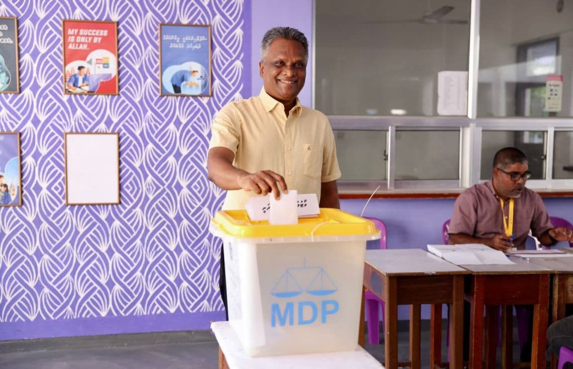 މާލެ ސިޓީގެ މޭޔަރު އާދަމް އާޒިމް ޕްރައިމަރީގެ ވޯޓު ލައްވަނީ. އެމަނިކުފާނު މި އިންތިހާބުގައި ވާދަކުރައްވަނީ އަލީ އާޒިމްއާ---ފޮޓޯ: އެކްސް
