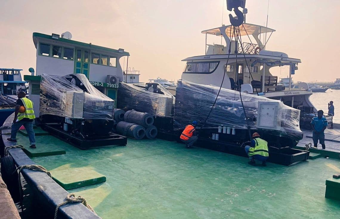 ޖެންސެޓްތައް ފޮނުވުމަށްޓަކައި އުޅަނދުފަހަރަށް ލޯޑުކުރަނީ---ފޮޓޯ: ސްޓެލްކޯ