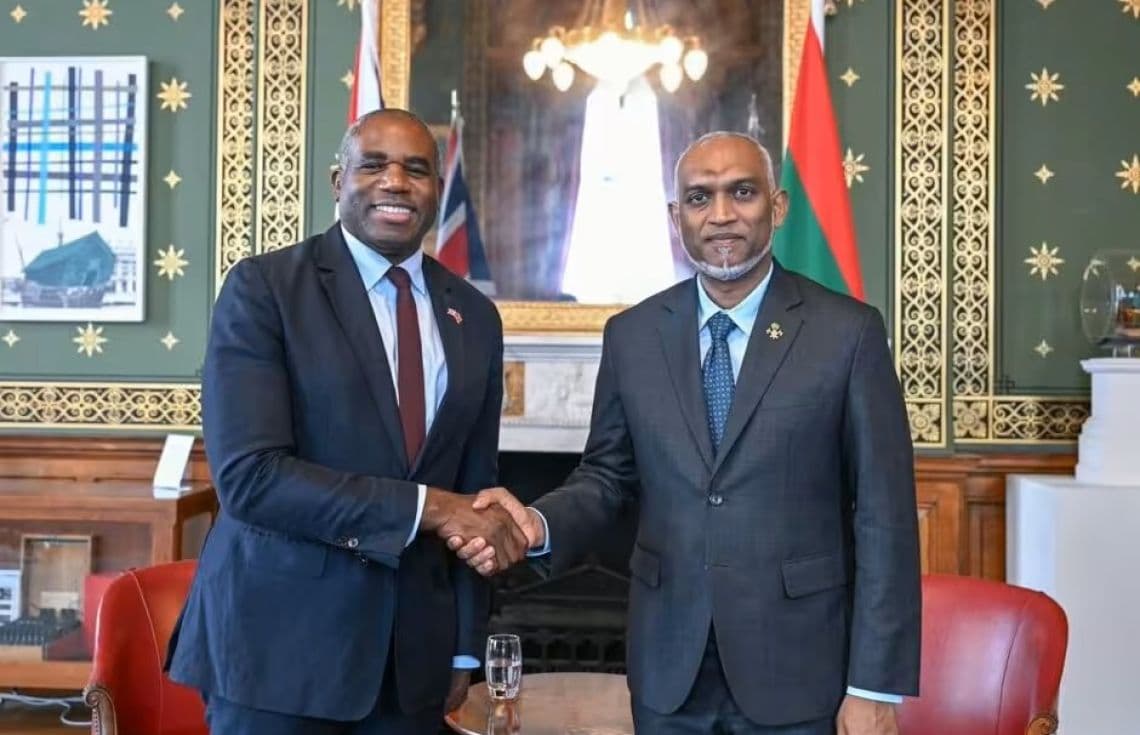 ރައީސް ޑރ. މުހައްމަދު މުއިއްޒު މިދިޔަ އަހަރު، ޔޫކޭގެ ކުރީގެ ޑެޕިއުޓީ ފޮރިން މިނިސްޓަރު ޑޭވިޑް ލެމީއާ ބައްދަލުކުރައްވަނީ---ފޮޓޯ: ރައީސް އޮފީސް