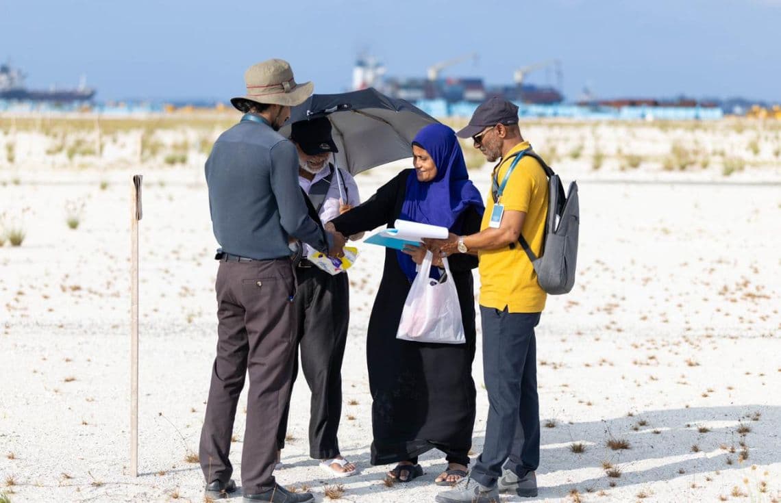 ގުޅީފަޅުން ގޯތި ލިބުނު 41 މީހުންނަށް ބިން ހަވާލުކުރުން/ ފޮޓޯ: ހައުސިން މިނިސްޓްރީ