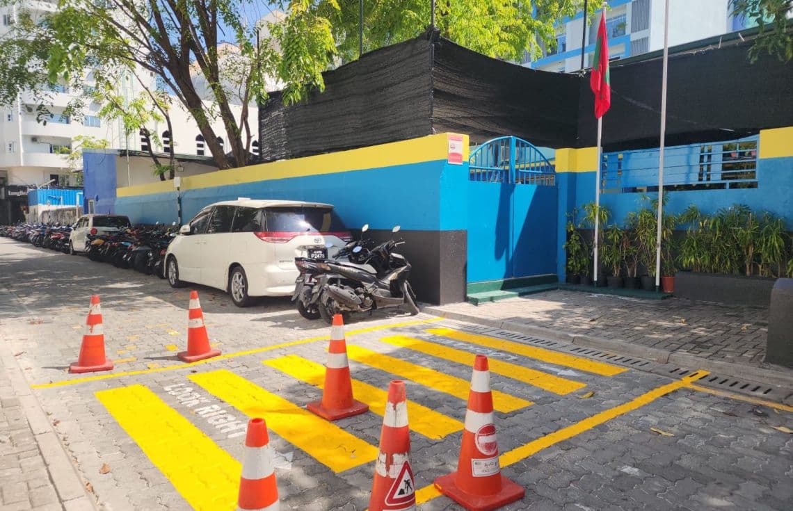 މާލޭގެ ސްކޫލެއް ކައިރީގައި ޓްރެފިކް ލައިންތައް އާކޮށްފަ---ފޮޓޯ:މާލެ ސިޓީ ކައުންސިލް