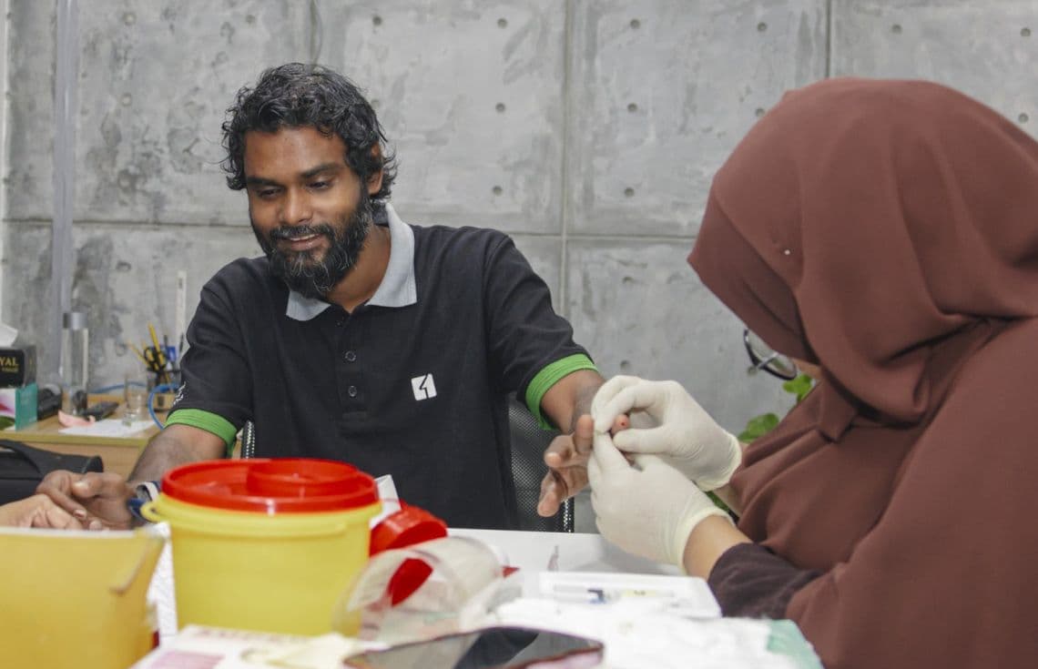 ލޭ ހަދިޔާ ކުރުމުގެ ޕްރޮގްރާމުގެ ދަށުން ކުންފުނީގެ މުވައްޒަފެއްގެ ގައިން ލޭ ނަގަނީ. / ފޮޓޯ: އެޗްޑީސީ