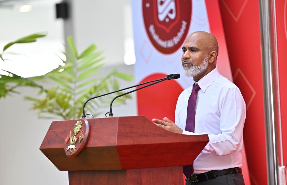ހުޅުމާލޭގައި ސަރުކާރުން އިމާރާތްކުރި ޝަހީދު އަލީ ސްކޫލް ހުޅުވުމަށް މިއަދު ބޭއްވި ރަސްމިއްޔާތުގައި އެޑިއުކޭޝަން މިނިސްޓަރު ޑރ. އިސްމާއިލް ވާހަކަދައްކަވަނީ---ފޮޓޯ: ރައީސް އޮފީސް