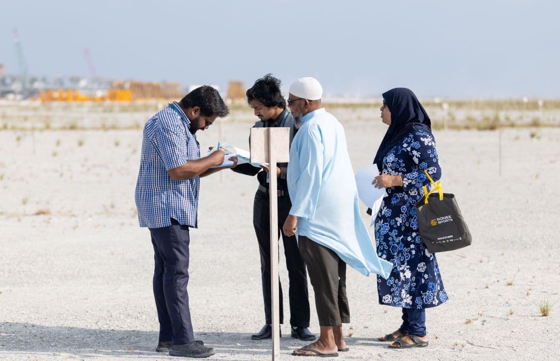 ގުޅިފަޅުން ދޫކުރާ ގޯތިތަކުގެ ބިންތައް އޭގެ ވެރިފަރާތްތަކާ ހަވާލުކުރުމުގެ މަސައްކަތުގެ ތެރެއިން--- ފޮޓޯ: ކޮންސްޓްރަކްޝަން މިނިސްޓްރީ