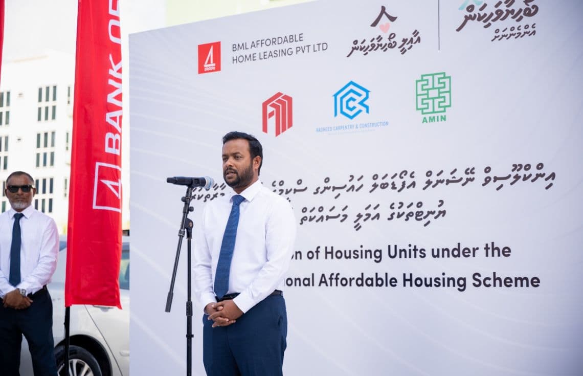ބީއެމްއެލް އިން އަޅާ އަގުހެޔޮ ފްލެޓުތަކުގެ އަމަލީ މަސައްކަތް ފެށުމަށް ބޭއްވި ރަސްމިއްޔާތުގައި ކޮންސްޓްރަކްޝަން މިނިސްޓަރު ޑރ. އަބްދުﷲ މުއްތަލިބު ވާހަކަ ދައްކަވަނީ---ފޮޓޯ: ބީއެމްއެލް