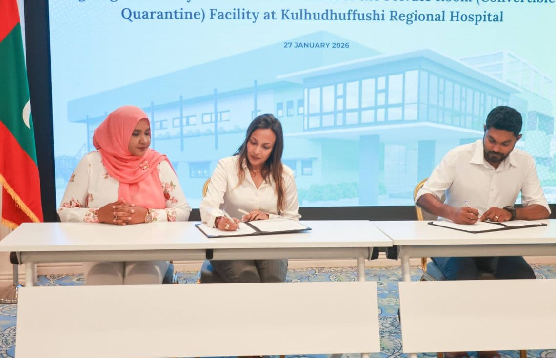 އަލަށް ކުޅުދުއްފުށީގައި އެޅިގެންދާ ފެސިލިޓީގެ އެއްބަސްވުމުގައި ސޮއި ކުރުމުގެ ރަސްމިއްޔާތު---ފޮޓޯ:ހެލްތު މިނިސްޓްރީ