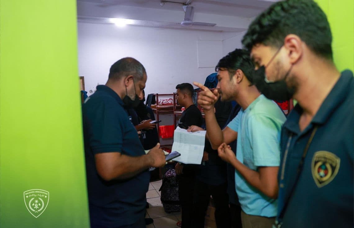 ގަވާއިދާ ހިލާފަށް އުޅޭ ބިދޭސީން އަތުލައިގަތުމަށް އިމިގްރޭޝަނުން ކުރިއަށް ގެންދާ އޮޕަރޭޝަނުގެ ތެރެއިން--- ފޮޓޯ: އިމިގްރޭޝަން