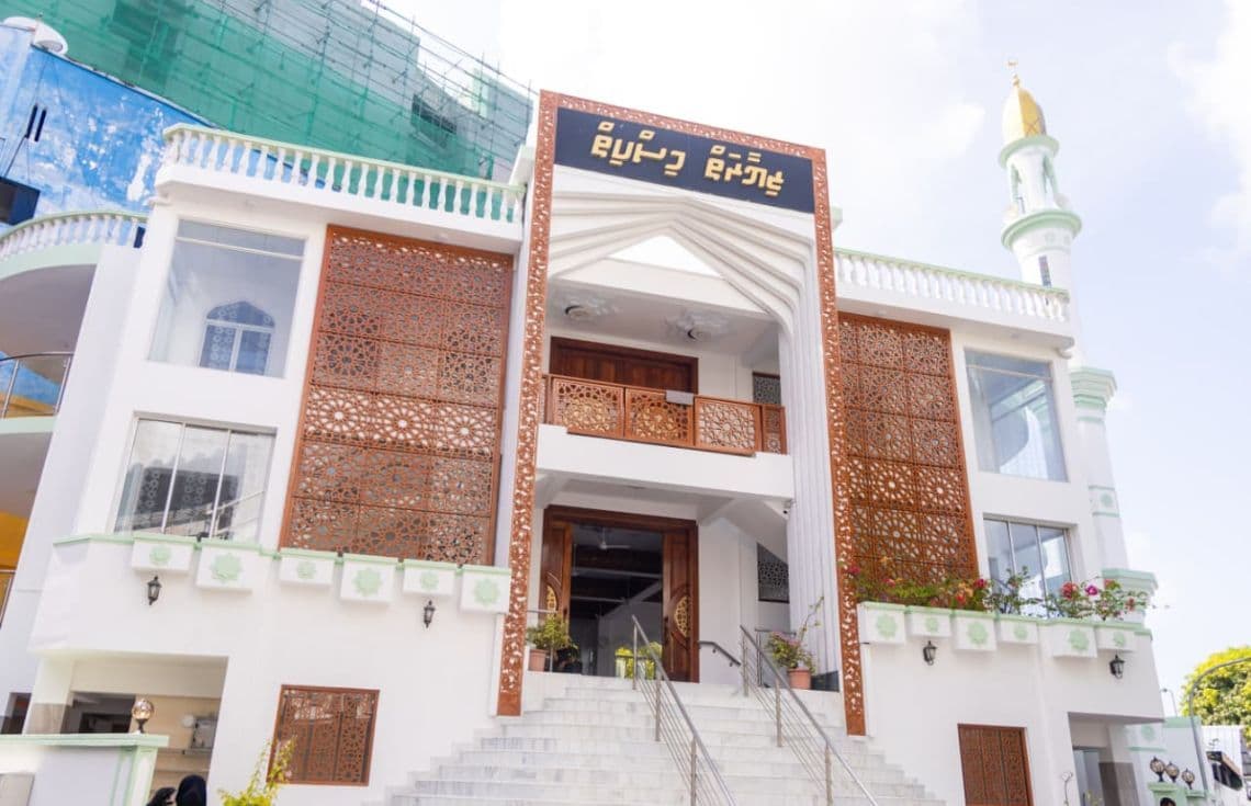 ޒިޔާރަތް މިސްކިތް. ބޭނުމެއް ނެތް ކަންކަމުގައި ވަގުތު ބޭކާރު ނުކޮށް، އިލްމު އުނގެނި، މާތްﷲ އެންގެވި ކަންކަމަށް ފުރިހަމައަށް ބޯލަނބާ ބަޔަކަށް ދަރިވަރުންވުމަށް ހުތުބާގައި ވަނީ ނަސޭހަތްތެރިވެފަ--- ފޮޓޯ: ޚުލާސާ