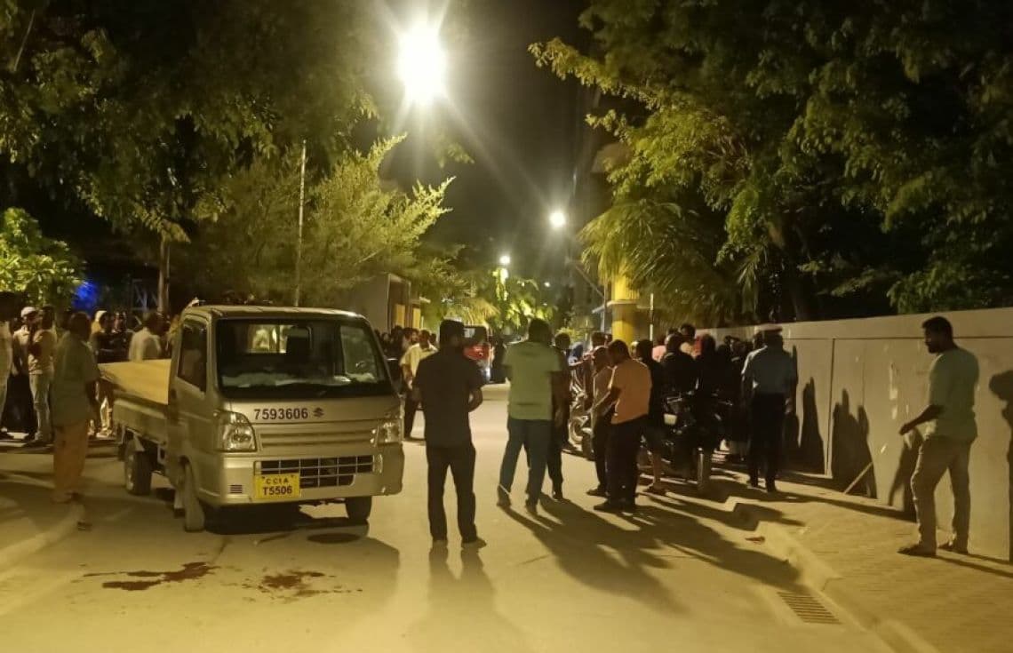 ބަކުރު އެކްސިޑެންޓްވި ސަރަހައްދުގައި މީހުން އެއްވެފައި--- ފޮޓޯ: އޭދަފުށި ޓައިމްސް