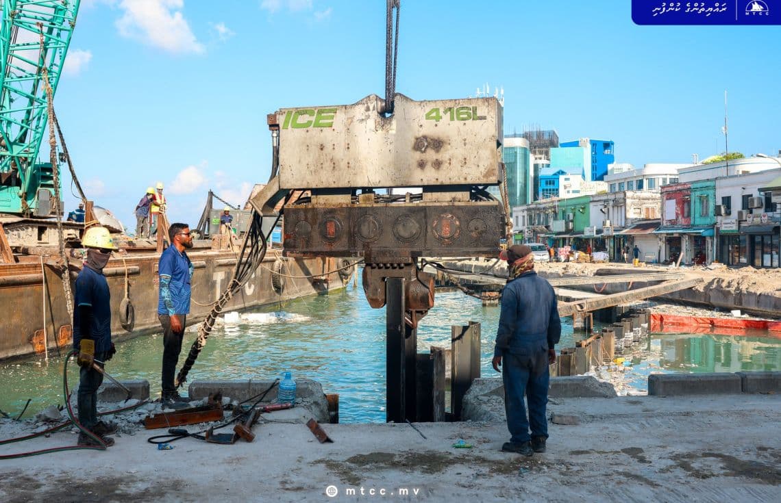 ބާޒާރުމަތީ މަގު ތަރައްގީކުރުމުގެ މަސައްކަތުގެ ތެރެއިން. / ފޮޓޯ: އެމްޓީސީސީ