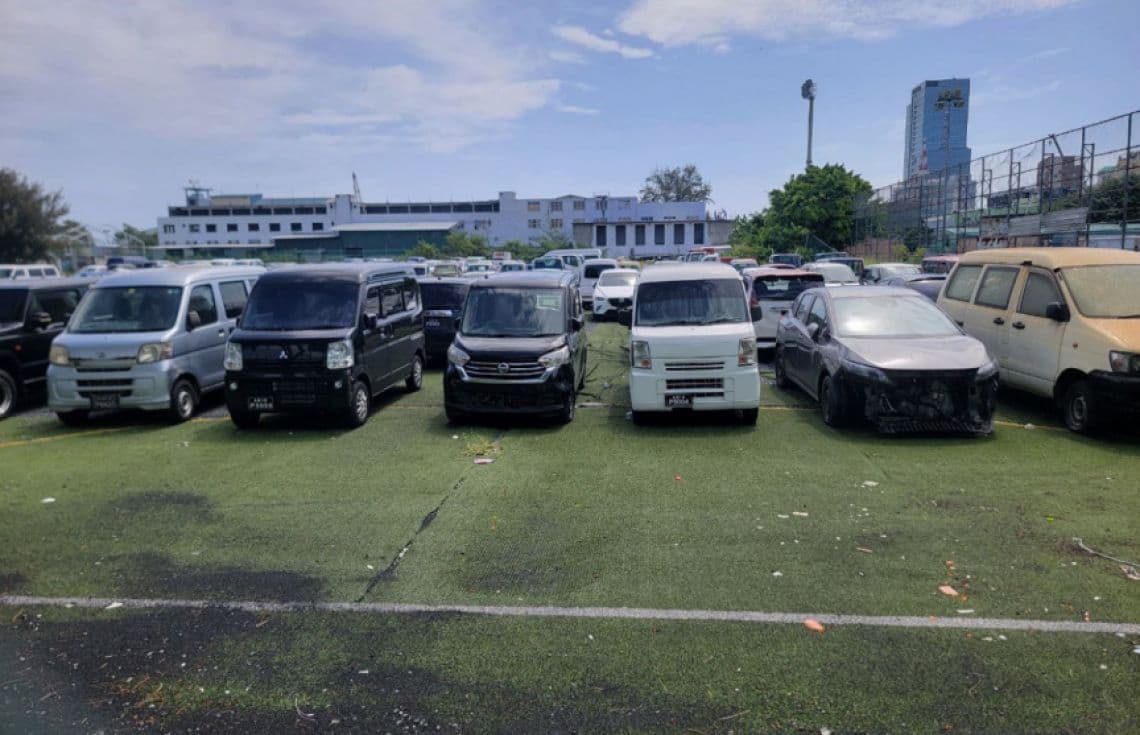 މާފަންނު ސްޓޭޑިއަމް ސަރަހައްދުގައި ބަހައްޓާފައި ހުރި ވެހިކަލްތަކެއް. މިތަން ހުސްކުރަން އެފްއޭއެމްއިން ވަނީ އިތުރު ފުރުސަތެއް ދީފައި---ފޮޓޯ: ސަން