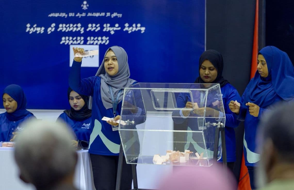ބިންވެރިޔާ ސްކީމުގެ ދަށުން ގިރާވަރުފަޅުން ގޯތި ލިބުނު ފަރާތްތަކުގެ މެދުގައި އަލުން ގުރުނެގުން---ފޮޓޯ: ކޮންސްޓްރަކްޝަން މިނިސްޓްރީ